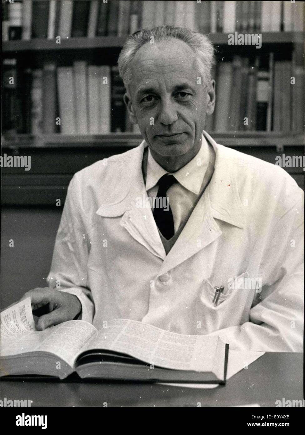 25 ottobre 1968 - Parigi scientifica del Gran Premio è stato dato al Professor Jean Dausset per la sua ricerca su innesti. Egli è di 52 anni e un biologo medico, chi è a capo dell'ematologia e sierologia in Saint-Louis ospedale. Egli è raffigurato sulla sua scrivania. Foto Stock