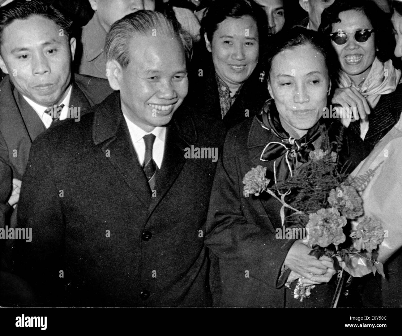 04 nov 1968; Paris, Francia; Nguyen Thi Binh, testa del nord delegazione vietnamita fronte nazionale di liberazione del Foto Stock