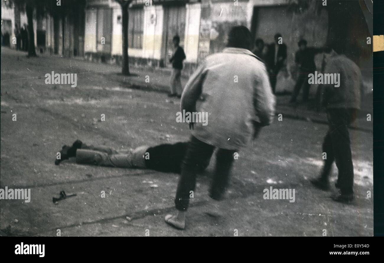 Nov. 11, 1968 - Studenti di ritirare i loro compagni feriti dalla polizia. Rivolta agli studenti di Montevideo, Uruguay. Foto Stock