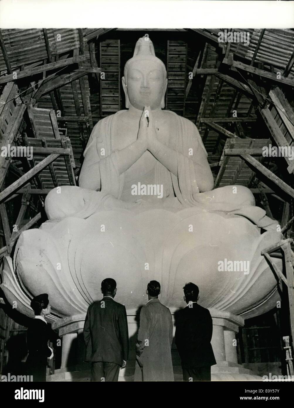 Agosto 08, 1968 - Buddha Builder un 36-piede statua di Budda è il lavoro del filosofo Shinzan Yamada di Futenma, Giappone, che è di 89 anni di età. Egli ha iniziato il suo progetto nel 1957 quando era 78. La magnifica statua mostra il Buddha seduto in un gigantesco bocciolo di loto fiore, e molti visitatori in viaggio a Futenma soprattutto per vedere il grande Buddha. Mostra fotografica di:- visualizzazione di visitatori la gigantesca statua del Buddha, a Futenma. Foto Stock