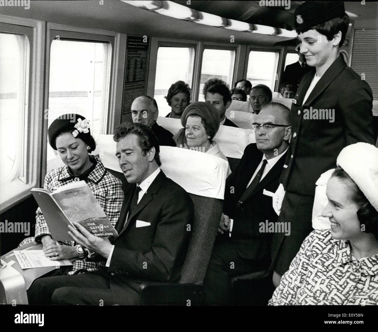 Agosto 08, 1968 - Royal inaugurale Seaspeed per il canale trasversale Hovercraft servizio: la principessa Margaret inaugurata ieri il servizio multicanale tra Dover e Boulogne dal nuovo ''Mountbatten'' hovercraft classe separata dalla British Rail. La classe Mountbatten hovercraft, più grande al mondo è in grado di trasportare 254 passeggeri e 30 automobili a una velocità di oltre 90 m.p.h., si impiegano 35 minuti per attraversare il canale della Manica, clipping quasi un'ora fuori il tempo impiegato dal convenzionale sea ferries Foto Stock