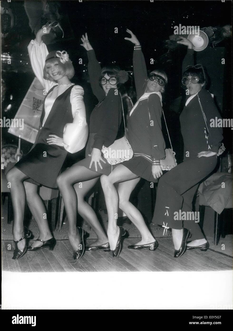Nov. 11, 1968 - ''Funny Girl'' è un musical americano-commedia di William Wyler. Il film di successo impostato su off il fenomeno del ''funny girl'' stile in cui i fan e di abbigliamento designer imitare il modo in cui la Streisand abiti nel filmato. Professore austriaco Heinrich Harrer Foto Stock