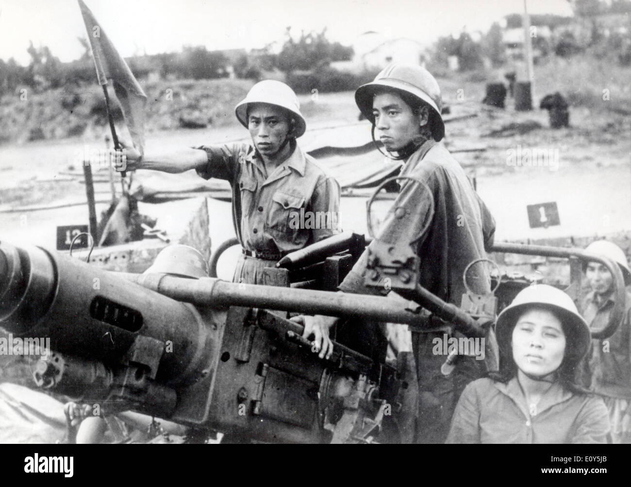 5523341 (900326) Vietnamkrieg , nordvietnamesische Soldaten mit Flugabwehrgesch tz , rechts eine Soldatin , 1996 , " non per Foto Stock