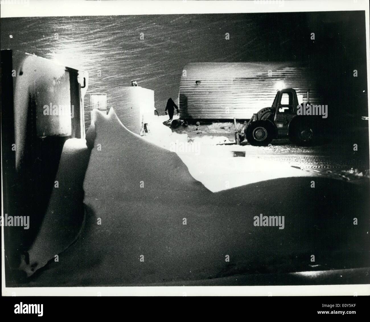 Mar 03, 1969 - British Petroleum olio colpisce in Alaska: BP Oil Corporation ha annunciato che la sua prima e sulla sua Prudhoe Bay acri in Alaska - Mettere il fiume n. 1 ha scoperto l'olio in arenaria porosa al di sotto di 8.000 piedi. Lo sciopero conferma BP spera che è già stato descritto come una delle più ricche del mondo., ma ulteriori test saranno effettuate prima dell'effettivo potenziale può essere valutato. La foto mostra sul versante nord, Alaska. Un accampamento vicino a mettere fiume dove piattaforma di perforazione è in costruzione Foto Stock