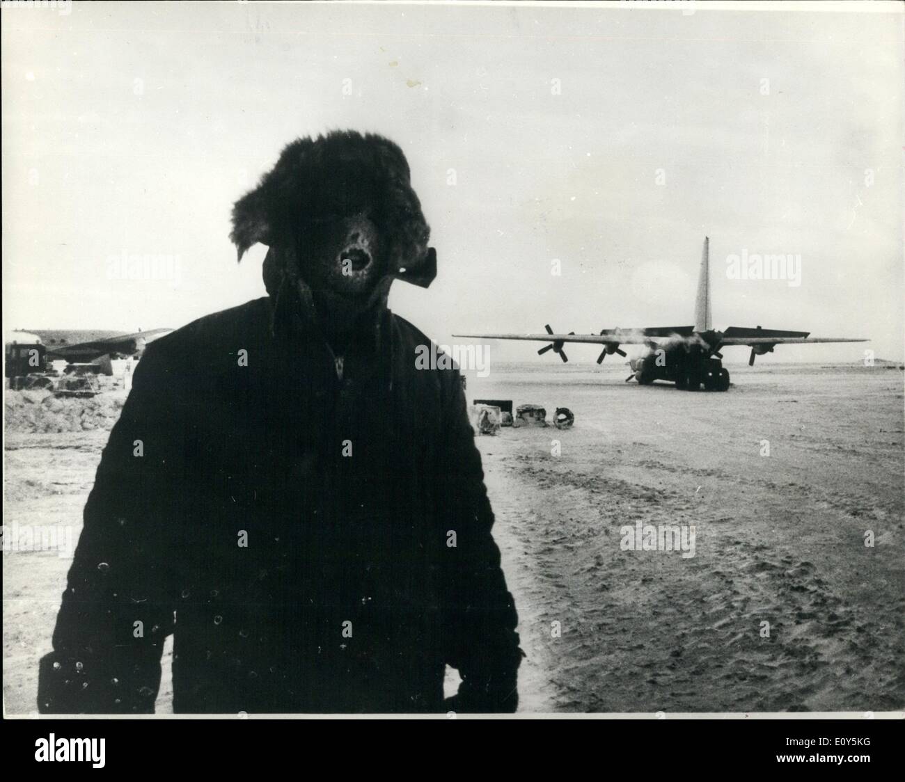 Mar 03, 1969 - British Petroleum olio colpisce in Alaska: BP Oil Corporation ha annunciato che la sua prima e sulla sua Prudhoe Bay acri in Alaska - Mettere il fiume n. 1 ha scoperto l'olio in arenaria porosa al di sotto di 8.000 piedi. Lo sciopero conferma BP spera che è già stato descritto come una delle più ricche del mondo., ma ulteriori test saranno effettuate prima dell'effettivo potenziale può essere valutato. La foto mostra sul versante nord, Alaska. un velivolo Hercules facendo un giro del servizio orologio da Fairbanks, 300 miglia di distanza; scarica a mettere Fiume 1 camp Foto Stock