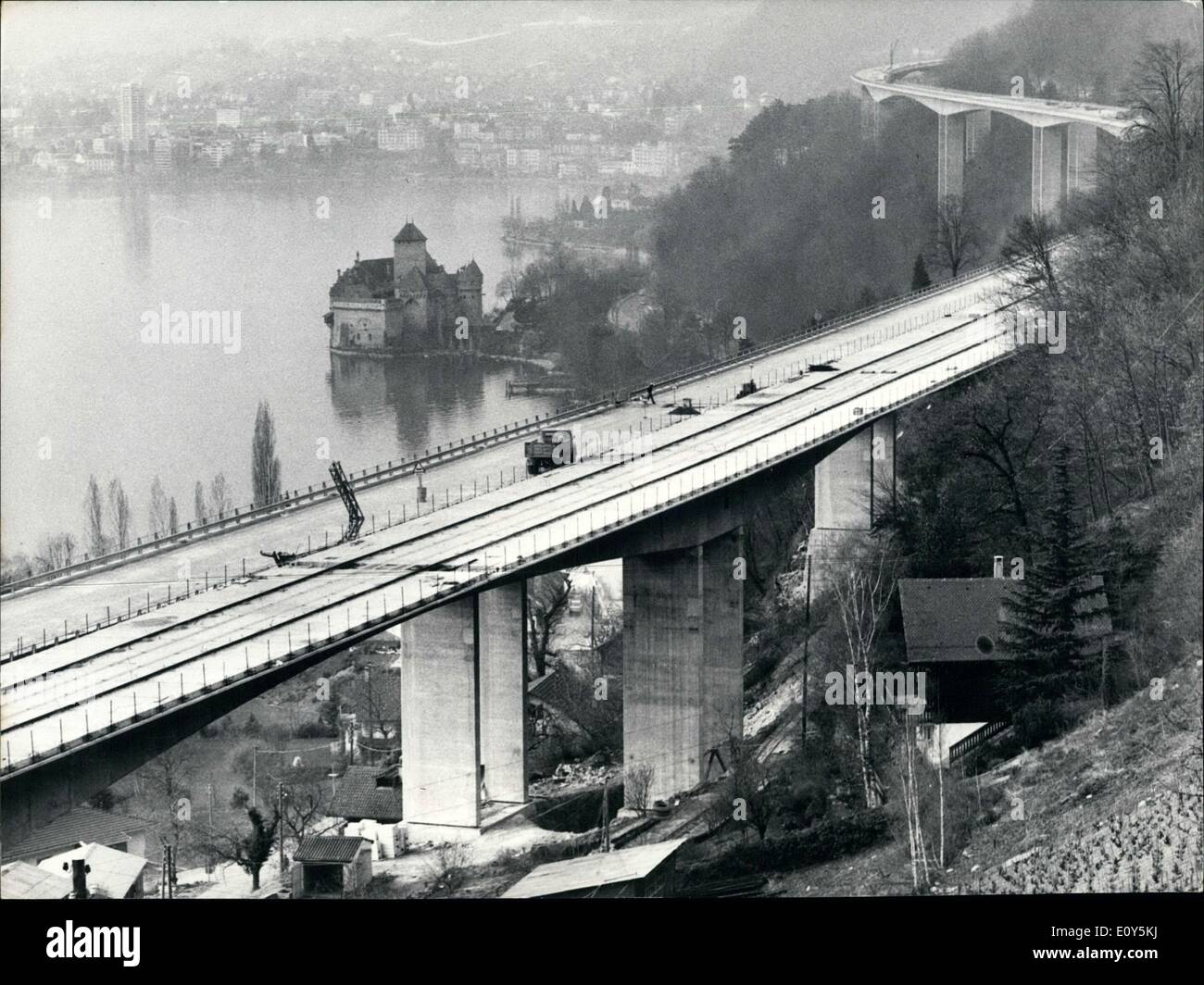 Mar 03, 1969 - Un dreamstreet sul lago Leman: negli ultimi anni la Svizzera ha intrapreso enormi sforzi per costruire un grande non di moderne autostrade. Uno dei più fantastici sezione è il viadotto lungo la riva del lago Leman, tra Montreux e Villeneuf: qui la strada è tracciata sul hight beton-pilastri, a due chilometri e mezzo a lungo, come una terrazza, mirabilmente adattato al paesaggio. La foto mostra una parte di questo dreamstreet, alta sopra il famoso castello di Chillon. Foto Stock