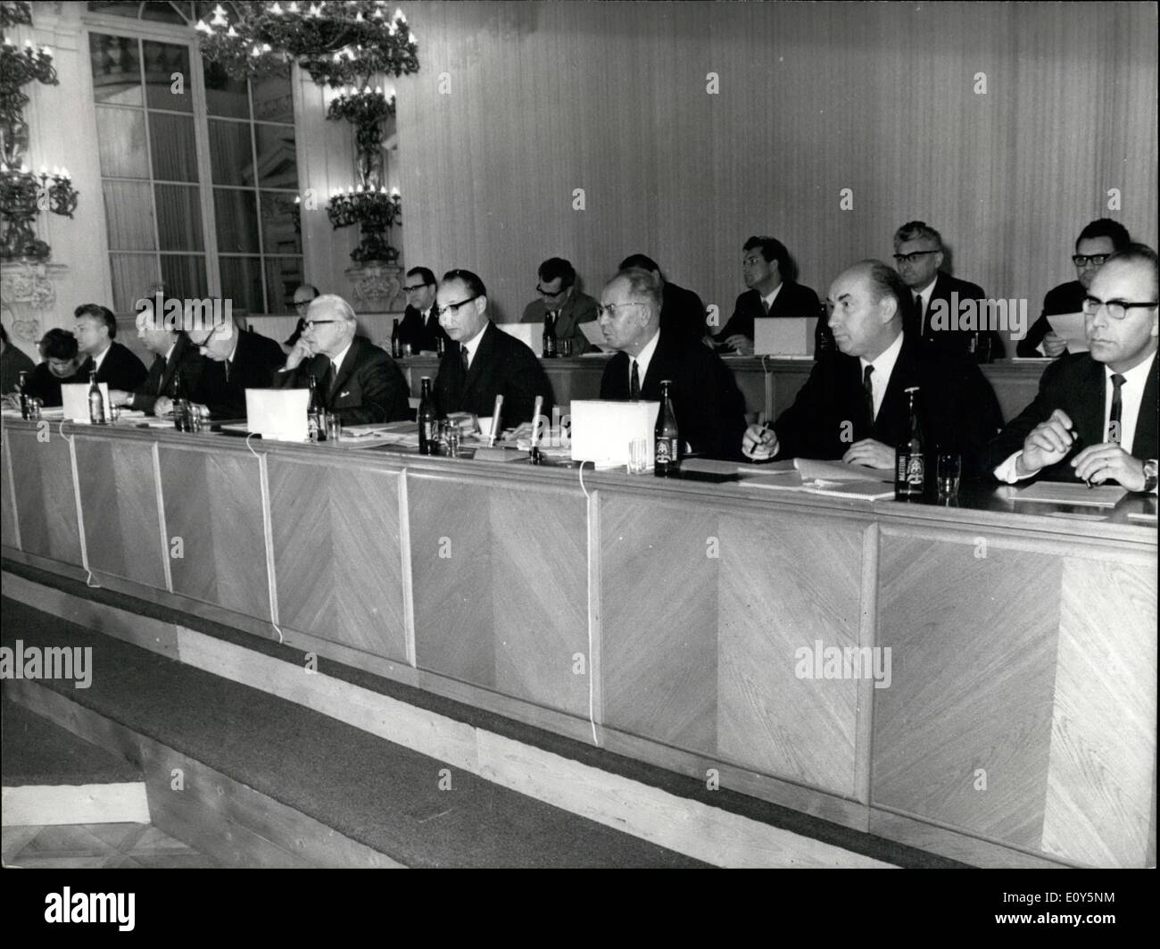 Nov. 11, 1968 - Sessione plenaria del Comitato Centrale del Partito Comunista di Cecoslovacchia: vista parziale del presidium del Comitato Centrale del Partito Comunista di Cecoslovacchia nel corso della sessione plenaria nella Sala Spagnola del Castello di Praga in novembre 14th, 1968.mostra fotografica. Josef Spacek, Premier Ing. Oldrich Cernik, dr. Foto Stock