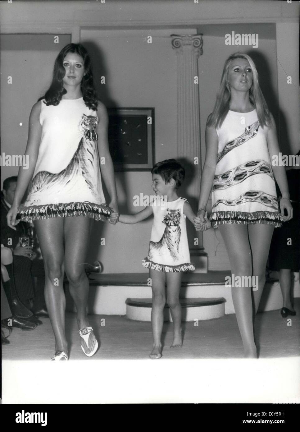 Nov. 14, 1968 - Mother-Daughter mode da Carven Foto Stock