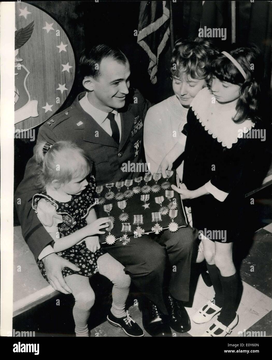 Nov. 28, 1968 - US Air Force capitano vince 19 medaglie in sei mesi; il capitano Robert C. Rankin, 27, United States Air Force, ieri è stato presentato con 19 medaglie a R.A.F. Alconbury, Huntingdon, ieri, per davanzale e valor durante sei mesi di tour come un navigatore in Vietnam. I premi, tra cui la stella d'argento con foglie di quercia Cluster, sono state fatte per 100 missioni reconnaisance sul Nord Vietnam e 14 nel sud del Vietnam e del Laos in un fantoccio RF-4c. Guardare la cerimonia sono stati il Capitano Rankin le figlie, Debra, di età compresa tra i 9 e Pam, 4, e la moglie Jo Ann, 25. La foto mostra il capitano Robert C Foto Stock
