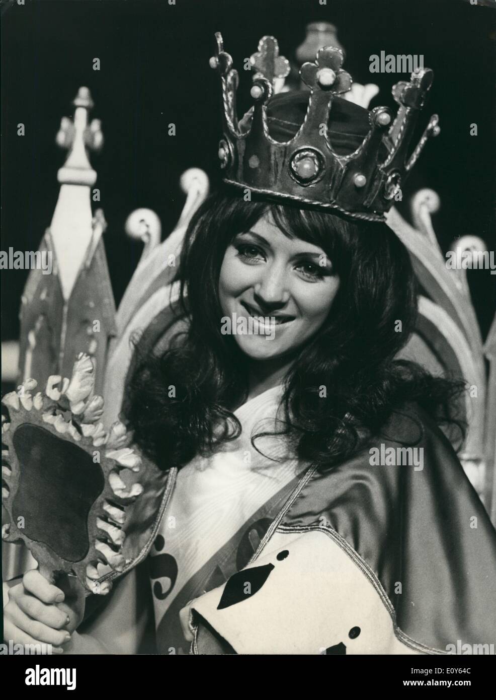 Mar 03, 1969 - 18 anni Liselotte Pauli è stata eletta Miss Svizzera 1969 a Berna oggi. Ella è un segretario e non ha alcuna ambizione per un film o un manichino in carriera. Foto Stock