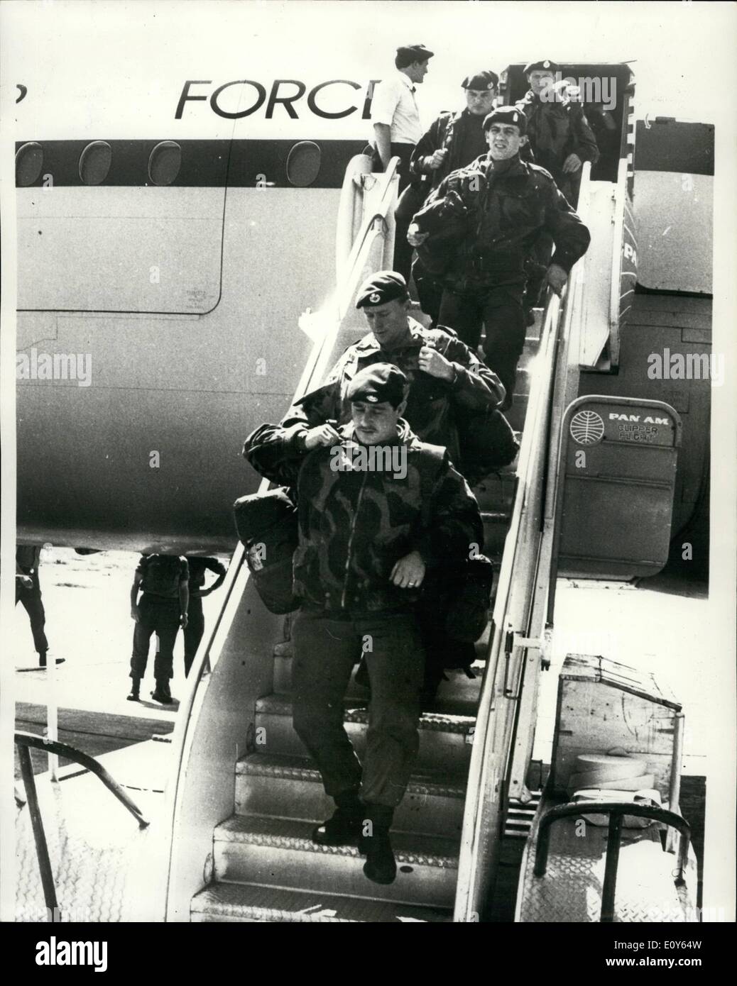 Mar 03, 1969 - Le truppe britanniche di arrivare in Antigua: British paracadutisti arrivando a San Giovanni Antigua ieri martedì . Essi ci Foto Stock