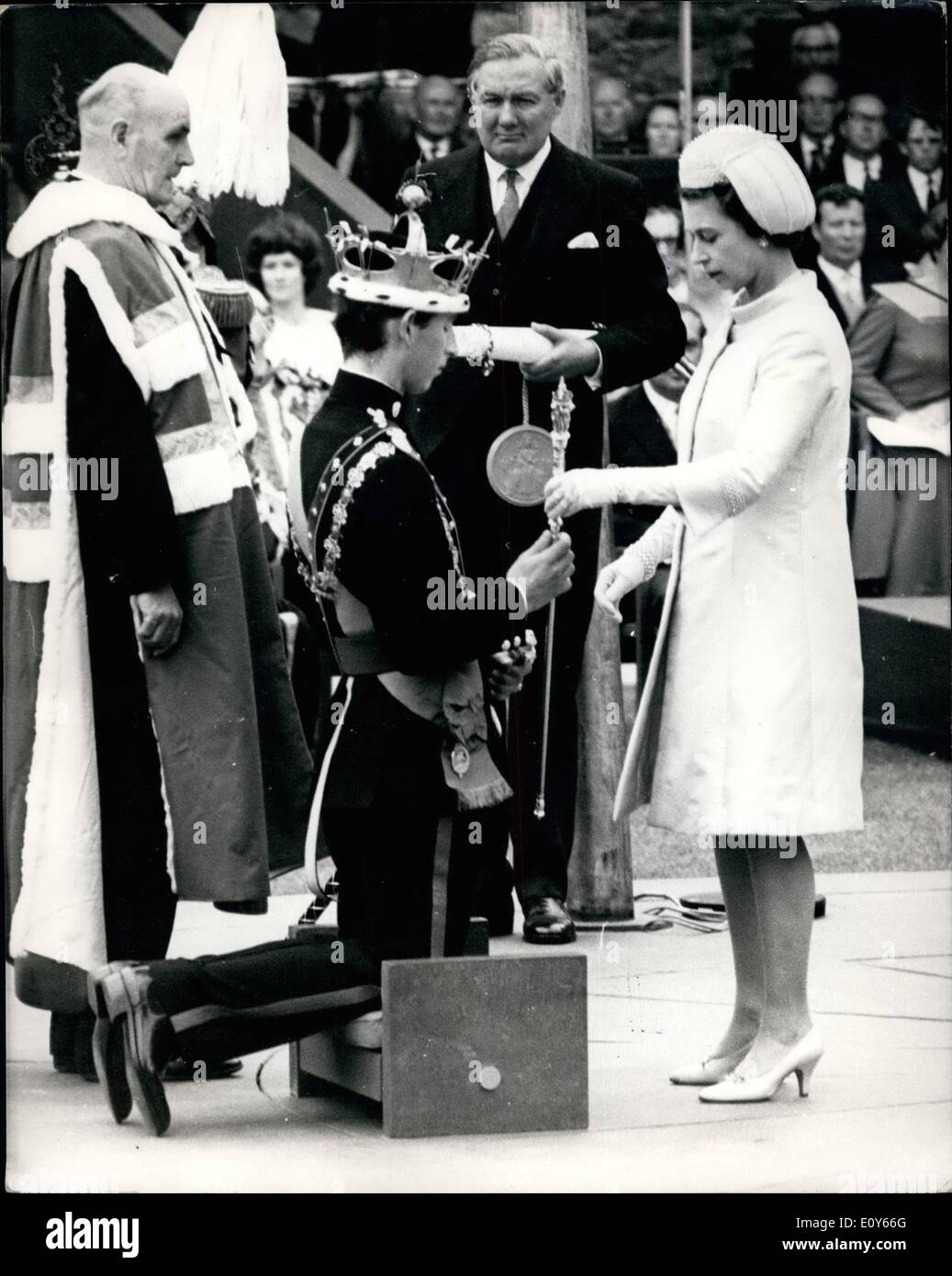 Mar 03, 1969 - H.M. Queen Elizabeth II H.R.M. Il principe Charles stelo durante la cerimonia al Caernarvon il loro pomeriggio Foto Stock