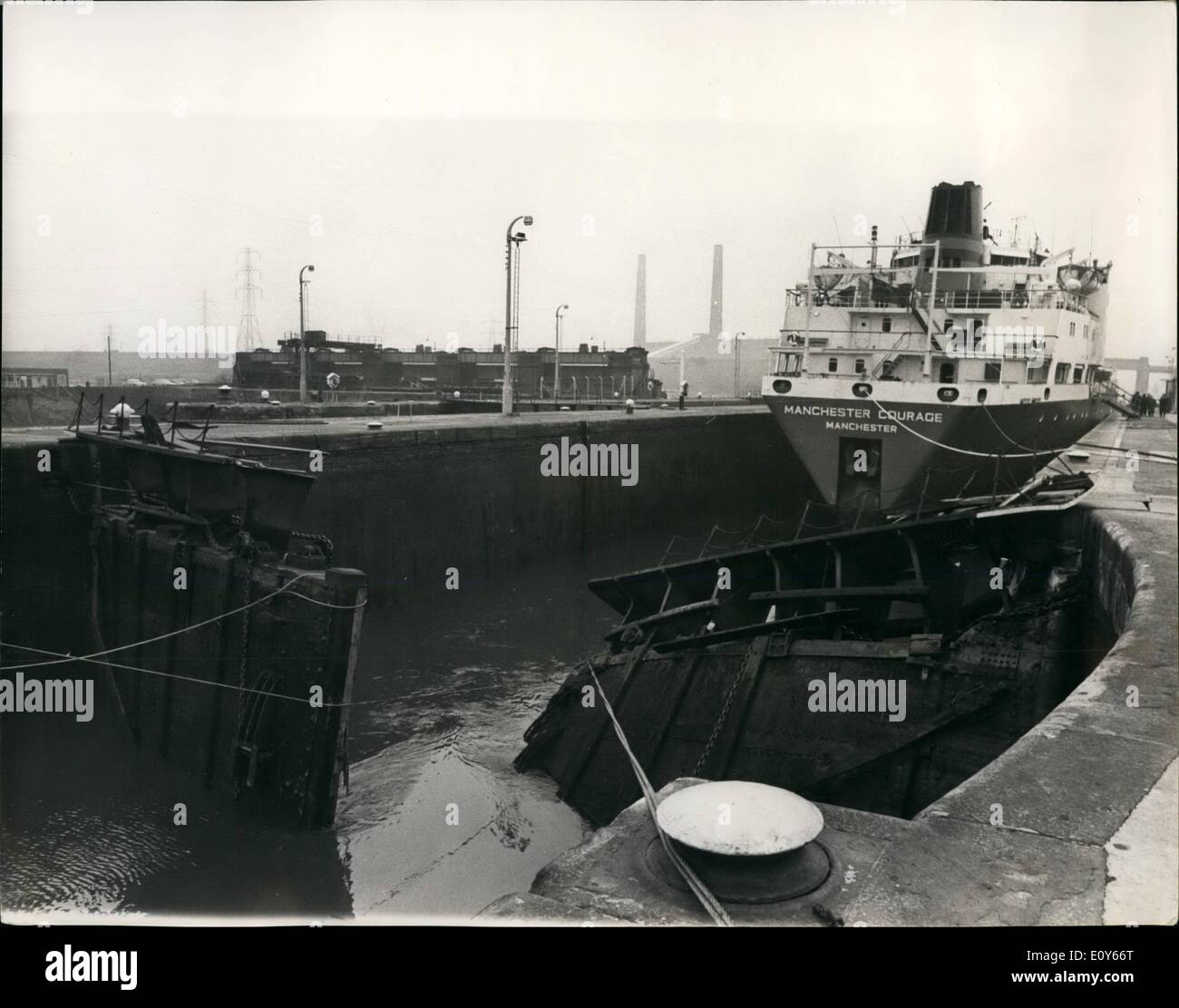 Mar 03, 1969 - Nave bloccata in Manchester Ship Canal è liberato: ''Manchester coraggio", 12.000 ton, che era il suo modo di Montreal quando ha speronato gigante cancelli di guardare nel Manchester Ship Canal a Irlam, Lancashire - solo otto miglia fuori di Manchester - è stato liberato ieri, ma ancora lock-legato fino a quando i detriti del shattered gates è cancellato. La nave è stata verso l'esterno legato con un carico di 400 contenitori. Fino a quando il blocco non viene riparato altre navi non saranno in grado di uscire o di entrare nel porto di Manchester. La foto mostra il ''Manchester coraggio'' - mostra la serratura danneggiata cancelli in primo piano. Foto Stock