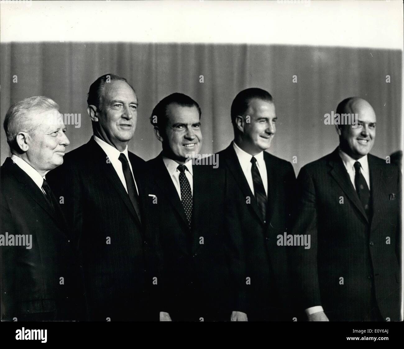 Il 12 Dic. 1968 - Nixon prende il suo gabinetto mostra fotografica di:- President-Elect Nixon con alcuni del suo gabinetto L-R: David M. Kennedy, William P. Rogers, Vicepresidente Agnew e Melvin R. Laird. Foto Stock