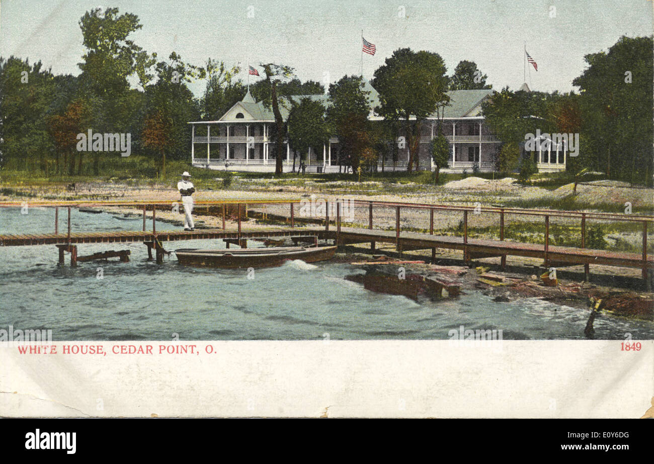 Questa cartolina storica mostra le spiagge di Cedar Point, Ohio, con i suoi moli e moli. Cedar Point, conosciuta per le sue località turistiche e i parchi divertimenti, è una destinazione popolare situata lungo il lago Erie, con viste panoramiche e attività ricreative. Foto Stock