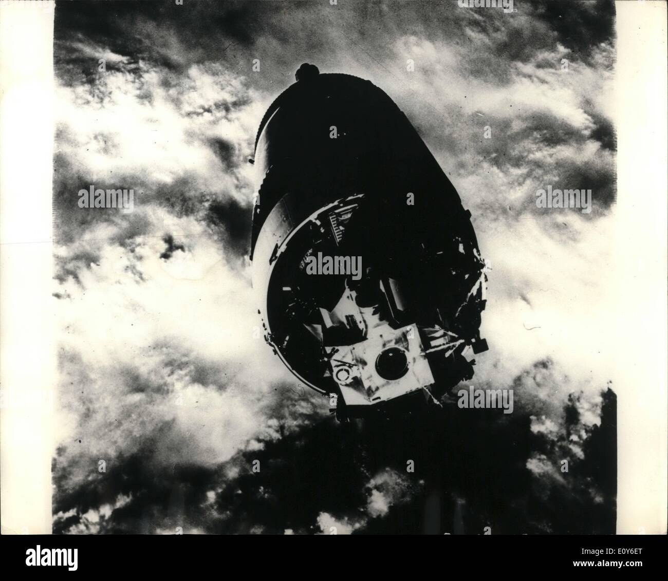 Mar 03, 1969 - Apollo 9 uomini film il link-up la foto mostra il modulo lunare ancora attaccato al terzo stadio del Saturn V rocket come il modulo di comando si avvicinò per docking sul primo giorno. Moduli combinati sono stati loro espulso FRP, il razzo stadio. Dopo la separazione del astronauta guardato come i motori del razzo fase sono state ri-iniziato ad inviare in orbita. Foto Stock