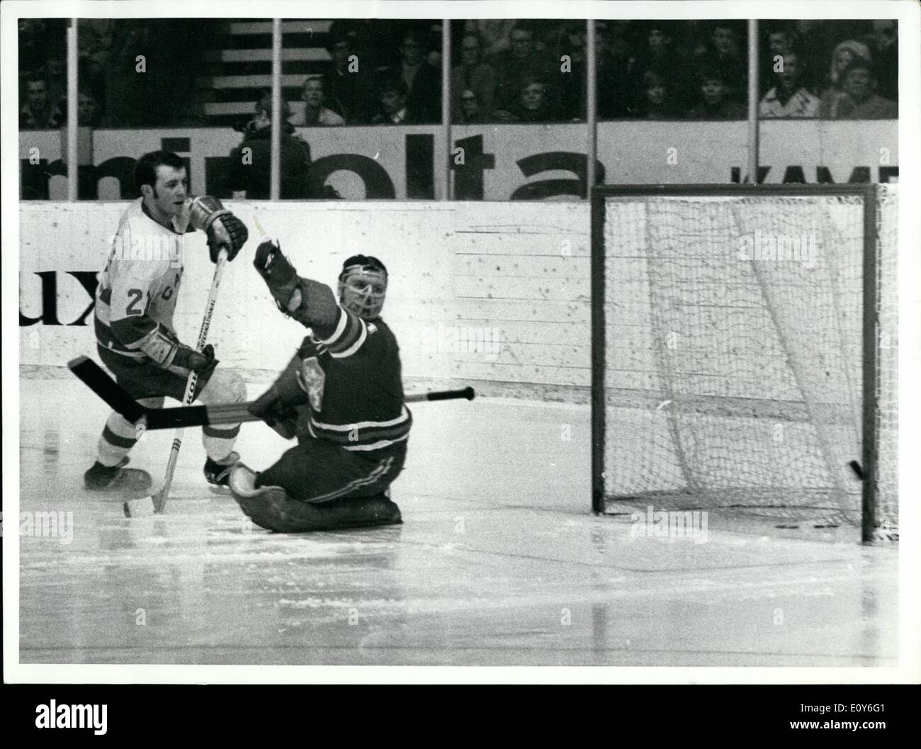 Mar 03, 1969 - Czechoslovakia-Danada 3-2: Svezia e Sovjet erano quasi aiutato nella lotta circa i tre migliori squadre del WM di hockey su ghiaccio. Canada fighted vale a dire veramente difficile da conquistare la Cecoslovacchia ma il risultato è stato 3-2 per il team Czechish. E il team Czechis hanno la loro spiegazione è difficile al desiderio di una grande partita dopo partita contro Sovjet solo 48 ore fa. Inspecially il migliore della squadra Czechish Jan Suchy sembrava essere contrassegnato da grande partita due giorni fa. Ma il Holikrange era buona era abituale. La foto mostra un lettore Canadien attacca il portiere Czechish. Foto Stock