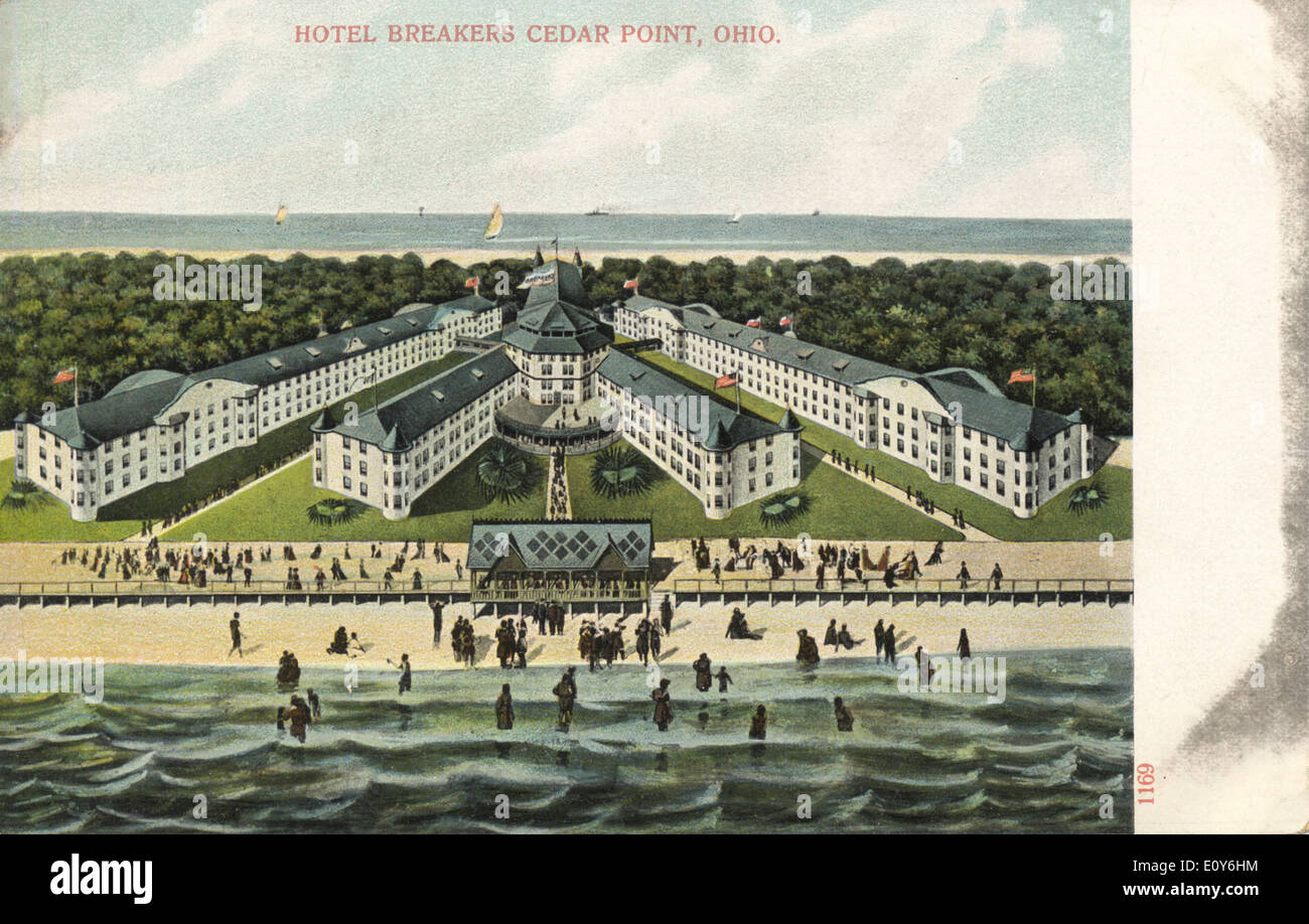 Le fotografie aeree dell'Hotel Breakers di Cedar Point, Ohio, mostrano la posizione privilegiata dell'hotel lungo il lago Erie. Le immagini forniscono una vista dall'alto dell'ampio resort e delle spiagge vicine, sottolineando la popolarità di Cedar Point come destinazione turistica in Ohio. Foto Stock