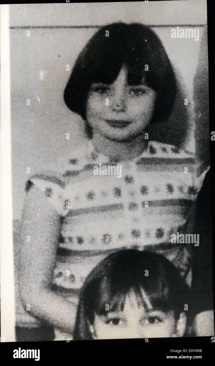 Il 12 Dic. 1968 - LA VITA LA DETENZIONE PER bambino killer. Maria Flora campana, il 11-enne schoolgirl accusato con il suo amico, Norma Joyce Campana, 13 (nessuna relazione), di strangolare due bambini piccoli, Martin marrone, 4, e Brian Howe, 3, Scotswood, Newcastle, è stato condannato per detenzione di vita a Newcastle assise ieri, dopo essere stato trovato colpevole di omicidio colposo. La norma Campana è stato assolto. La foto mostra: Maria Flora campana, il 11-enne schoolgirl, chi è stato condannato per detenzione di vita dal sig. giustizia Cusack a Newcastle assise di ieri. Foto Stock