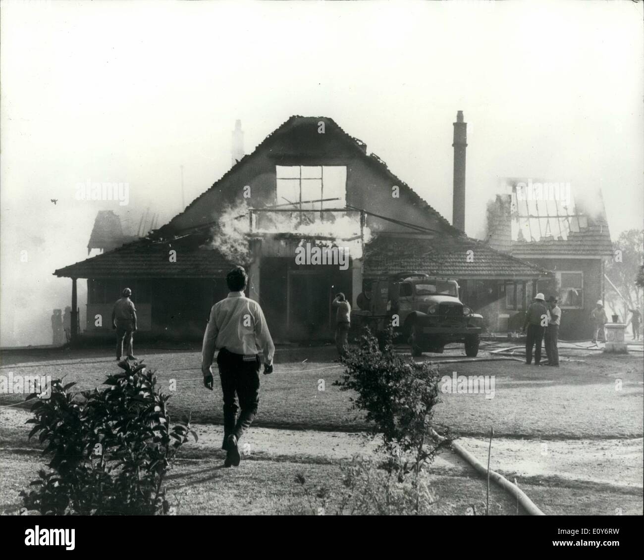 Il 12 Dic. 1968 - centinaia di senzatetto in Australian Bush incendi: centinaia di persone sono state rese senzatetto quando bush incendi, desc ibed come la peggiore in Australia la storia, pianse sulle colline ai piedi delle Blue Mountains. Home molti sono state bruciate nella foresta di frazioni di Springwood, Uem pianure, Blaxland e dintorni gli insediamenti. La foto mostra una pioggia battaglia di salvare la chiesa di Inghilterra convalescente a casa la Springwood - durante il bus disastrosi incendi. Foto Stock