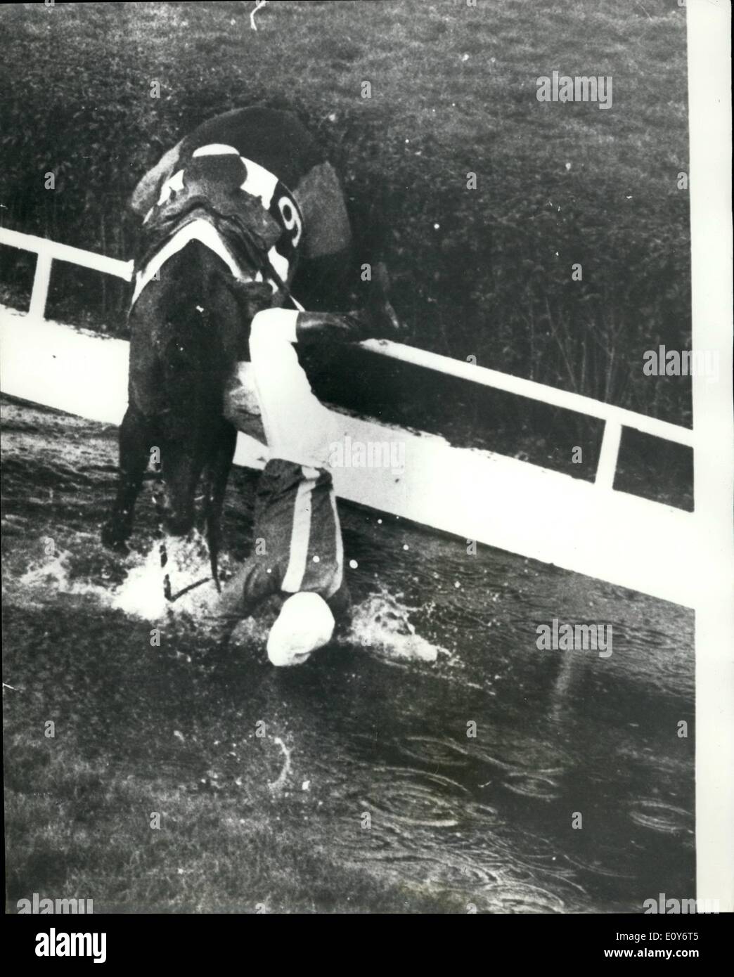 Il 12 Dic. 1968 - Inaspettato il ducking: Jockey Lamoine parti società dal suo cavallo '"Vieux Landais'' - per ottenere un inaspettato il ducking al water jump - durante la terza gara presso il famoso ippodromo francese di Auteil di ieri. Foto Stock