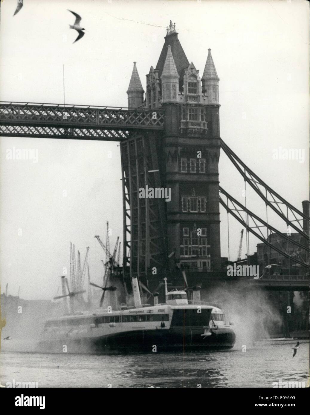 Mar 03, 1969 - ''la principessa Margaret'' Hovercraft visiti Londra.: Tower Bridge è stata sollevata per la prima volta per un hovercraft oggi, quando la British Rail Seaspeed Sr N4 '' la principessa Margaret'' immesso il pool di Londra per una tre giorni di visita pubblica. ''La principessa Margaret'' lascerà la piscina all alba della domenica per tornare all'International hovercraft terminal a Dover. Ella porta fino a 254 passeggeri anbd 30 auto fino alla velocità di 80 mph e attraversa il canale in 40 minuti. Essa riprende il servizio tra Dover e Boulgone (Le Portel il 2 aprile) Foto Stock