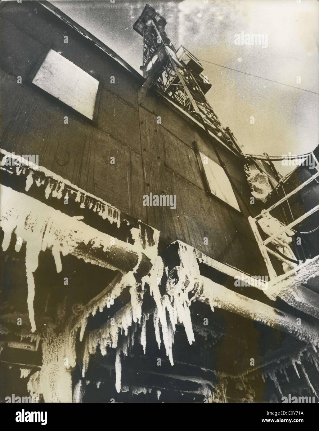 Mar 14, 1969 - British Petroleum olio colpisce in Alaska. BP Oil Corporation ha annunciato che la sua prima e sulla sua prudenza Bay acri in Alaska - Mettere il fiume n. 1 - ha scoperto l'olio in arenaria porosa al di sotto di 8.000 piedi. Lo sciopero conferma BP spera che è già stato descritto come uno dei più ricchi del mondo, ma ulteriori prove saranno effettuate prima della proiezione effettiva può essere valutata. Mostra fotografica di:- impianto di perforazione dal di sotto a mettere Fiume 1 camp, versante Nord, Alaska Foto Stock