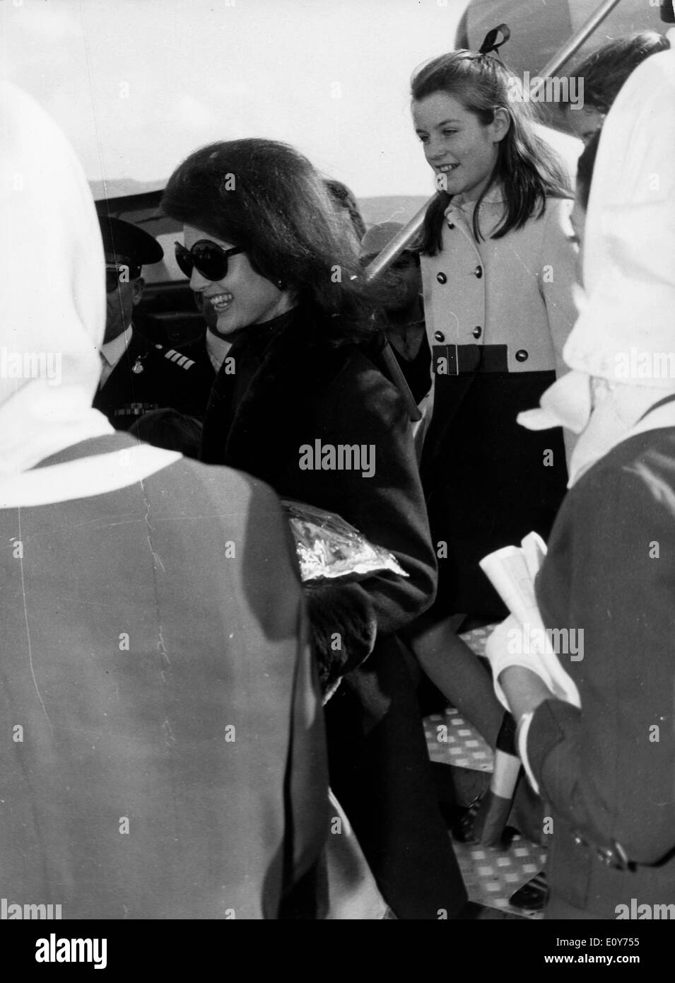 Jackie Kennedy e Caroline giungere in aeroporto Foto Stock