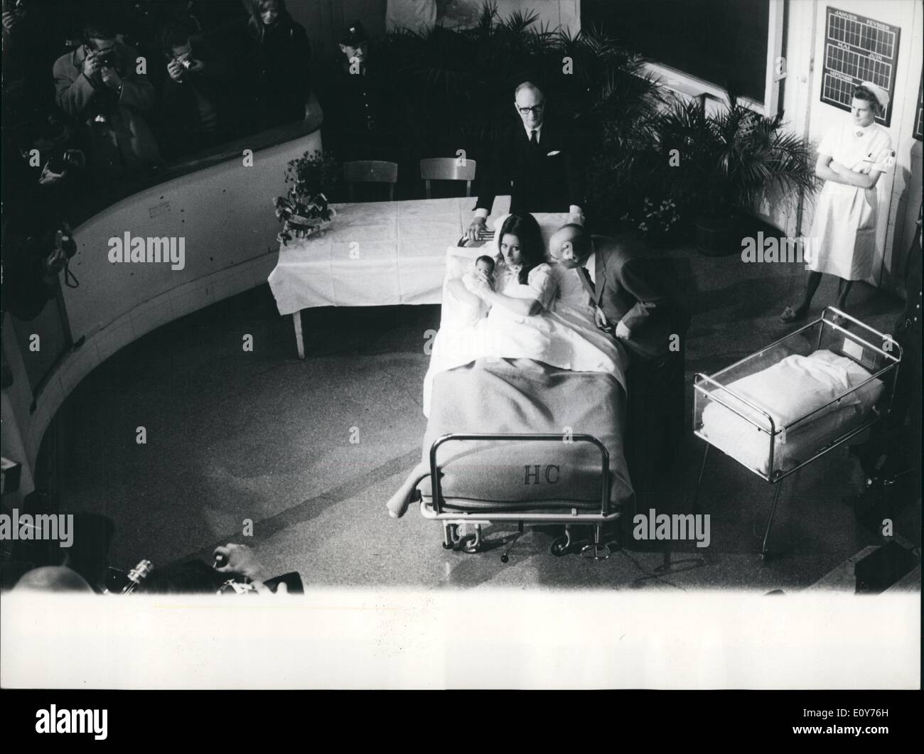 Gen 01, 1969 - ''più felice della famiglia mondiale sull'' Sophia Loren e Carlo Ponti con i loro sei giorni vecchio figlio Carlito presentato a 200 fotografi provenienti da tutto il mondo a Ginevra ospedale. Foto Stock