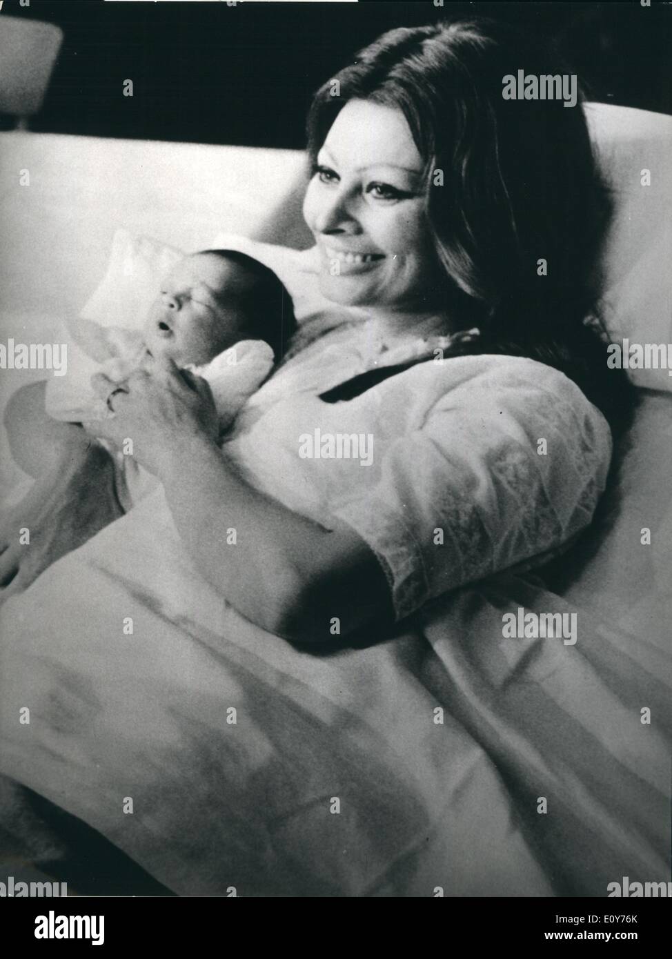 Gen 01, 1969 - Fiera famiglia Ponti - Loren a Ginevra: a Ginevra Maternite, orgogliosa di Sophia Loren e Carlo Ponti hanno presentato i loro sei giorni vecchio figlio Carlo junior, chiamato Carlito per più di 200 fotografi e giornalisti provenienti da tutto il mondo, il sabato sera. Foto Stock