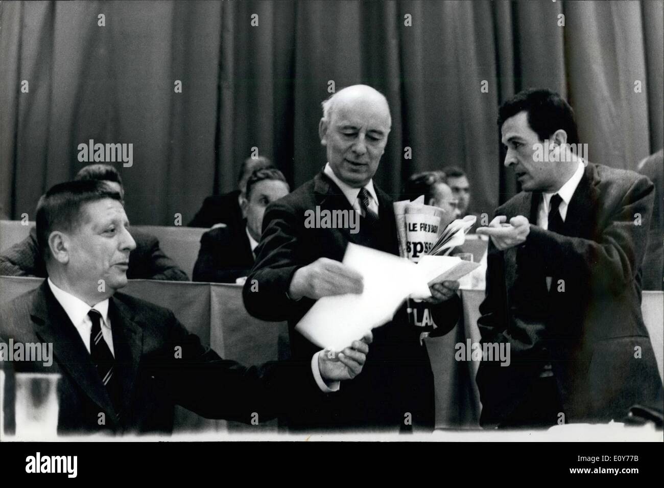 Gen 01, 1969 - Il XII Congresso nazionale del Partito Comunista Italiano ha luogo a Bologna, mostra fotografica da sinistra Giorgio Amendola, Giancarlo Pajetta e Enrico Berlinguer, i membri del Partito Comunista Italiano. Foto Stock