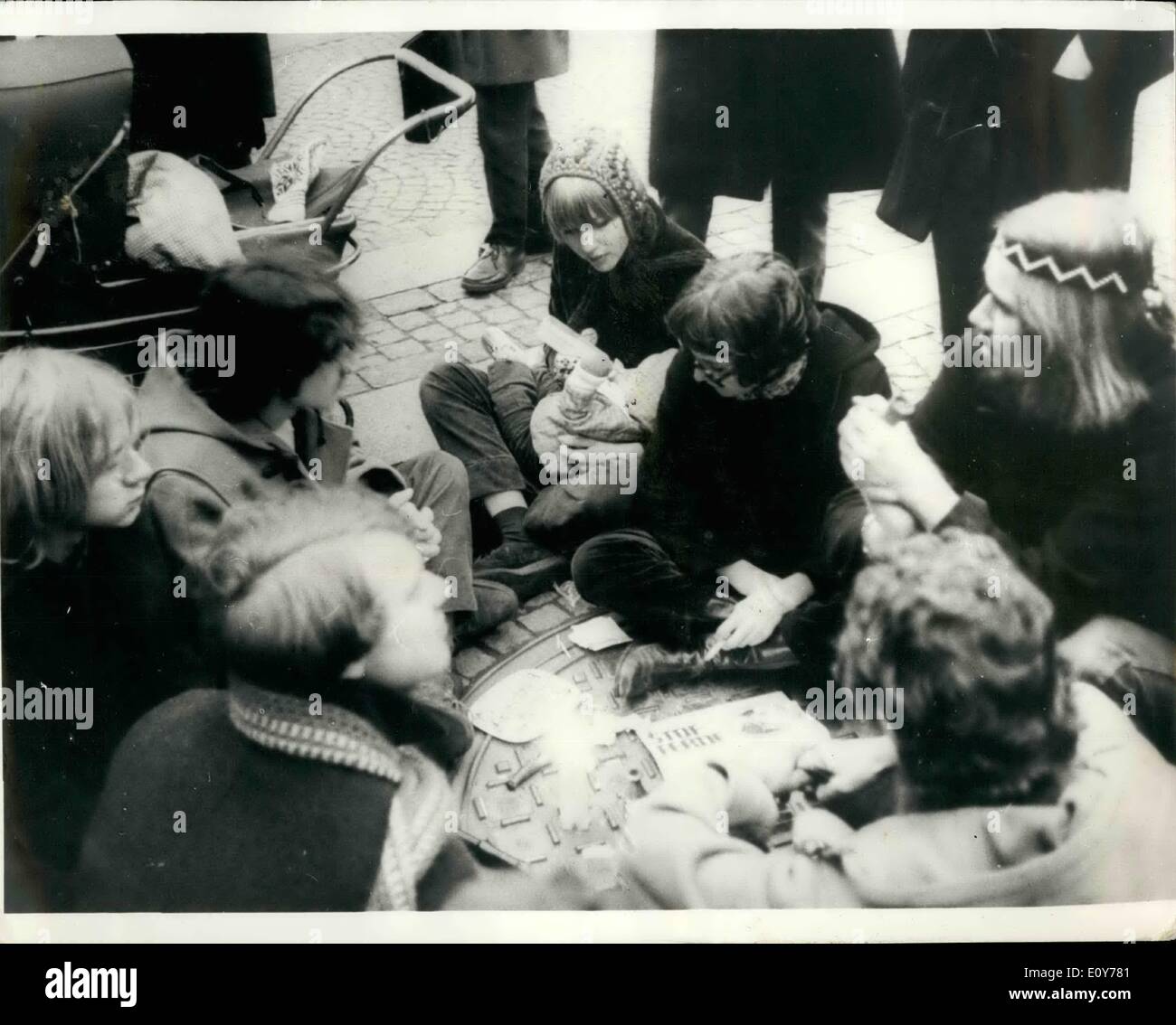 Gen 01, 1969 - PARLAMENTO DANESE dibattiti scorie. Mentre il Parlamento danese era discutere la legge in materia di droghe ieri, giovani manifestanti radunati fuori l'edificio in Copenhagen. Essi vogliono un libero commercio con hash. Il poster ha detto: ''Gesù ha i capelli lunghi ma Hitler e Thestrup ha capelli corti.'' (Thestrup è il ministro della Giustizia), mostra fotografica, giovani manifestanti al di fuori del Parlamento in un sit-in di dimostrazione di fumare hash. Foto Stock