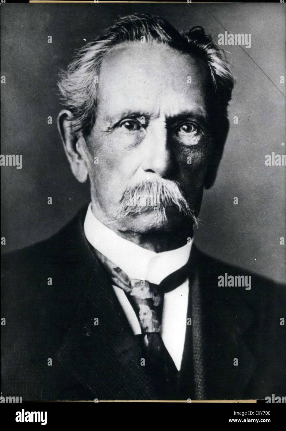 Mar 31, 1969 - Quarantesimo anniversario della trattativa di Carl Friedrich Benz. Il 5 aprile 1929 Carl Friedrich Benz, padre dell'automobile, morì a Ladenburg a Mannheim all'età di 85. Benz stata pioniere nello sviluppo di alta velocità, luce motori a combustione. Nel 1885 ha creato, indipendentemente della Daimler, del monocilindrico a quattro tempi a tre ruote motore a benzina azionato automobile, le fondamenta della moderna industria automobilistica. L'automobile, rappresentata nel 1886 a Mannheim, è ora in mostra nel museo tedesco a Monaco di Baviera. Benz analizzata la sua idea in Benz & Cie company, che egli ha fondato Foto Stock