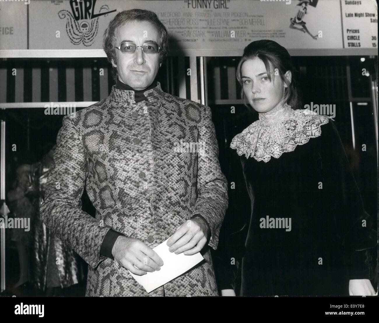 Gen 01, 1969 - Peter Sellers racconta : ''Perché ho fumato POT''. Attore Peter Sellers, 43 ha spiegato ieri sera perché egli ha detto a più di 400 giovani '' ho fumato pot''. Egli ha detto: 'Someone mi ha chiesto il mio atteggiamento nei confronti della droga. La questione è venuto a destra fuori del blu, e sarebbe stato ipocrita non hanno risposto. I venditori ha fatto il suo commento circa il ''pot'' ad un incontro della carità a Londra dell'Organizzazione per la riabilitazione e gli aiuti alla formazione, i giovani la sezione di una carità ebraica che aiuta gli immigrati e i rifugiati Foto Stock