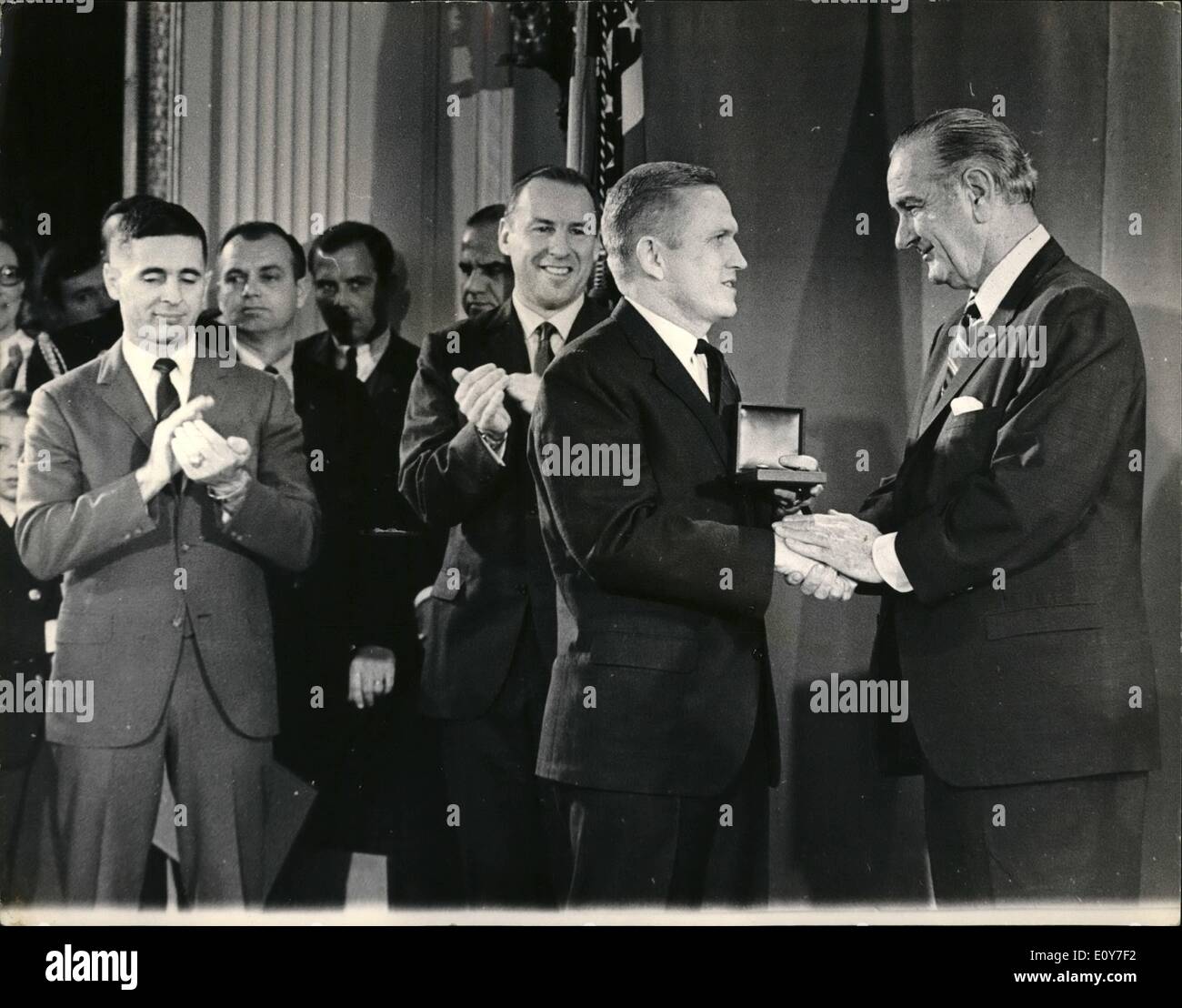 Gen 01, 1969 - Apollo 8 astronauti ricevono il servizio distinto medaglie: Col. Anders a sinistra e il cap. Lovell, sono visti applaudi Foto Stock