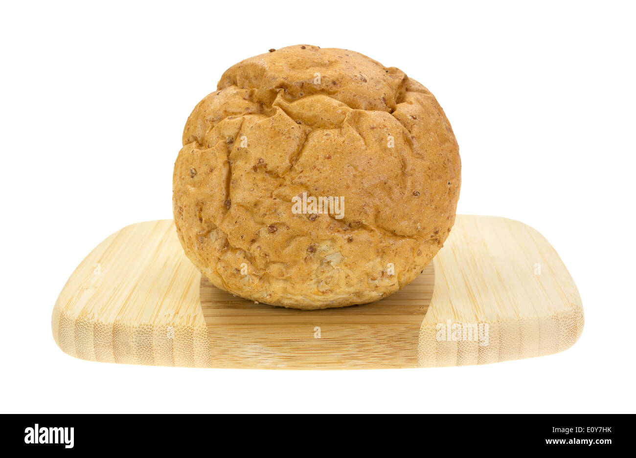 Un piccolo insieme di frumento boule il pane su un legno tagliere. Foto Stock