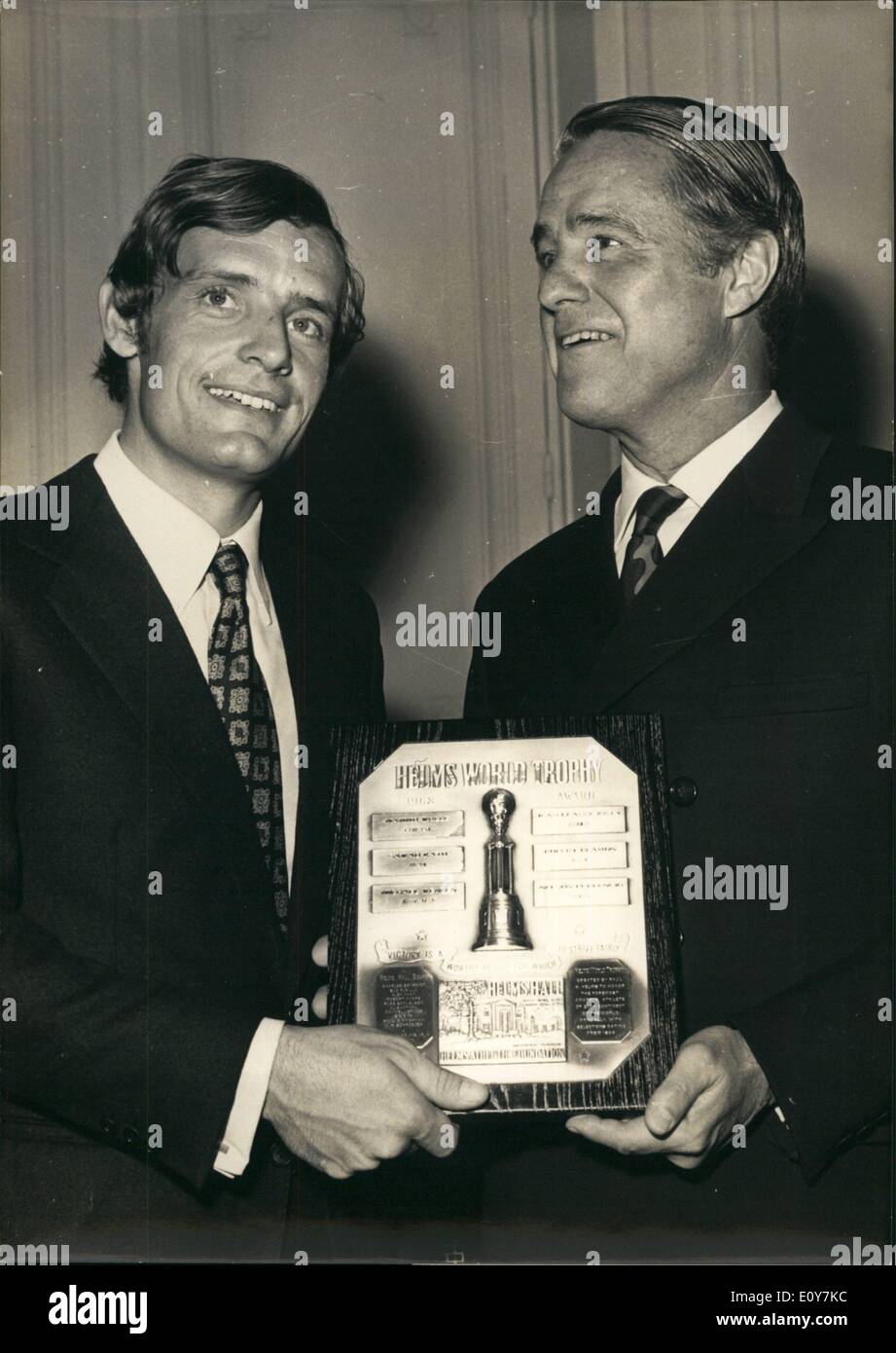 Apr. 04, 1969 - Jean Claude Killy riceve helms trofeo mondiale; il famoso francese campione di sci hanno ricevuto il premio dalle mani Foto Stock