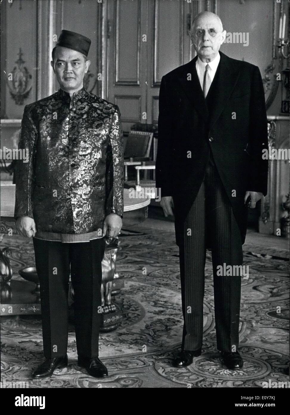 Apr. 04, 1969 - ambasciatore indonesiano Raden generale Henry segnalatori acustici Askari ha presentato il suo entials a Charles de Gaulle. Processo di Norimberga Foto Stock
