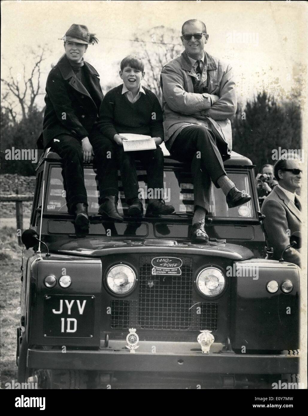 Apr. 04, 1969 - Royal spettatori a Badminton Horse Trials sul Duca di Beaufort's Estate: la regina con il principe Filippo e gli altri membri della famiglia reale ha partecipato oggi alla Badminton Horse Trials, tenutasi a Badminton, Gloucestershire, la casa del duca di Beaufort. La foto mostra il Princess Anne, il principe Andréj e del principe Filippo, prendere una vantage point come essi siedono insieme sul tetto di un Landrover per guardare gli eventi di oggi. Foto Stock