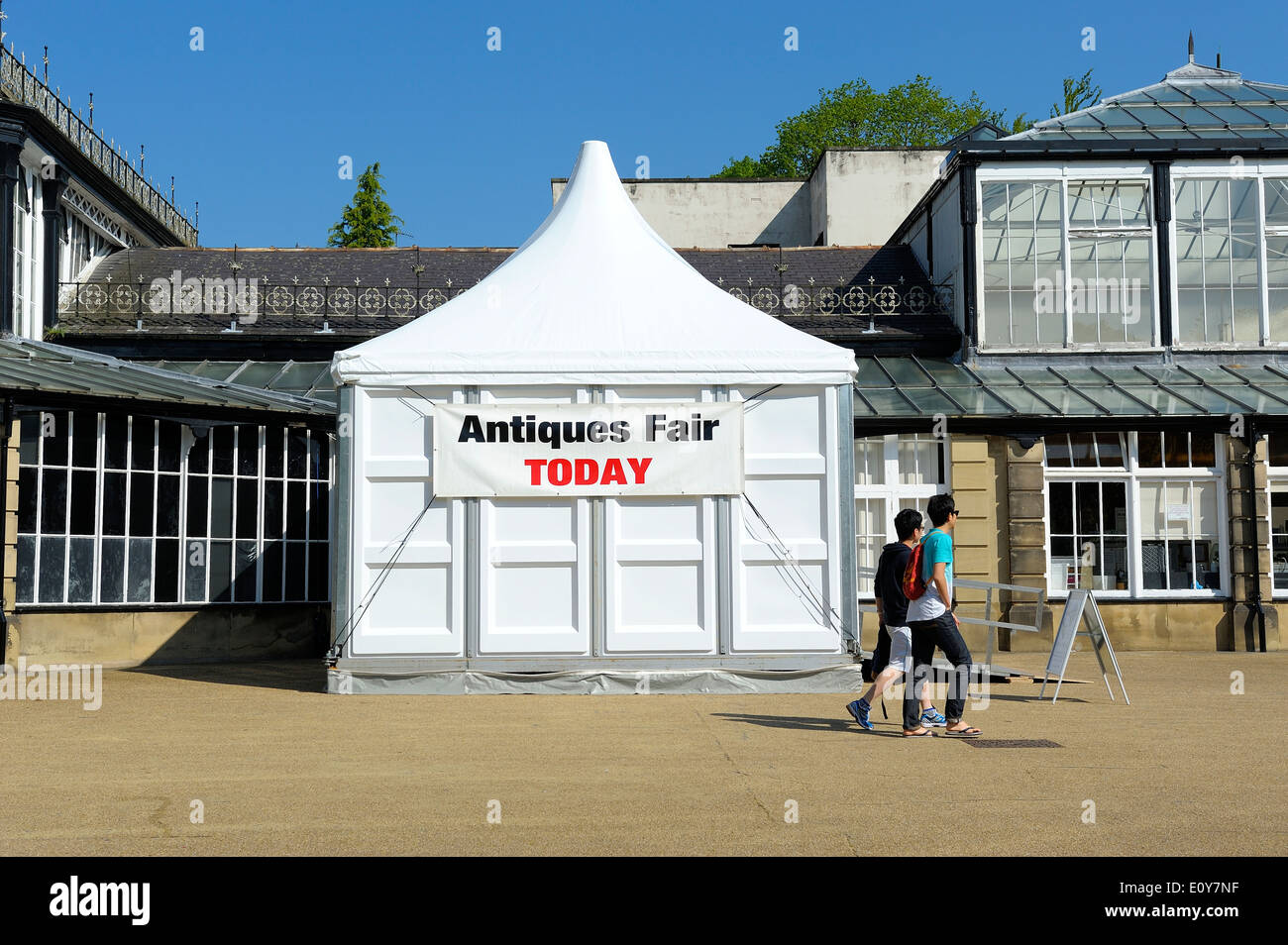 Fiera antiquaria oggi Buxton Pavilion Derbyshire England Regno Unito Foto Stock