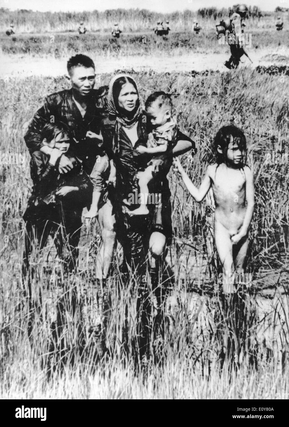5521838 (900324) Vietnamkrieg : ver‰ngstigte Bauernfamilie , im Hintergrund amerikanische Soldaten , 1969 , 'Nutzung nur gegen Foto Stock