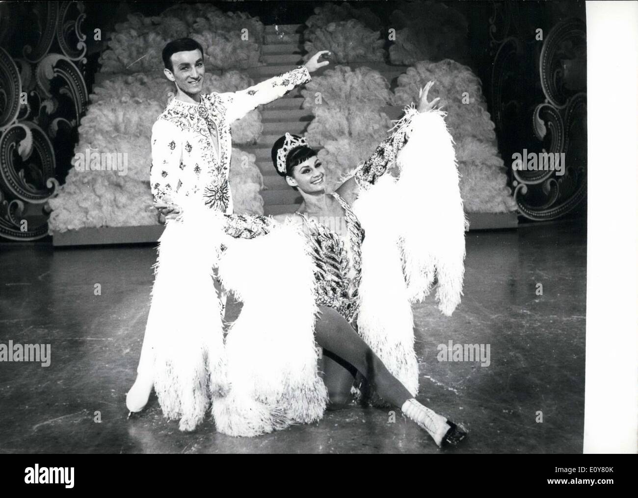 Gen 03, 1969 - Margret G?bel e Franz Nigel ha dato la loro ultima performance in show business come guest star in ''Holiday on Ice", che corre da gennaio 9-26 in Frankfurt Festival Hall. Essi erano stati in questo ghiaccio revue per più di sei anni e mezzo. Foto Stock