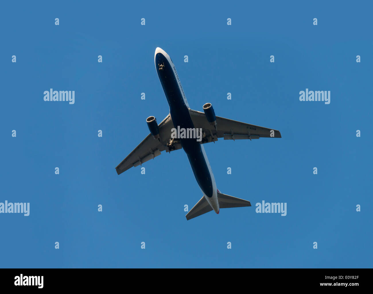 Aereo boeing 757 in atterraggio a heathrow Londra Inghilterra Regno Unito Foto Stock