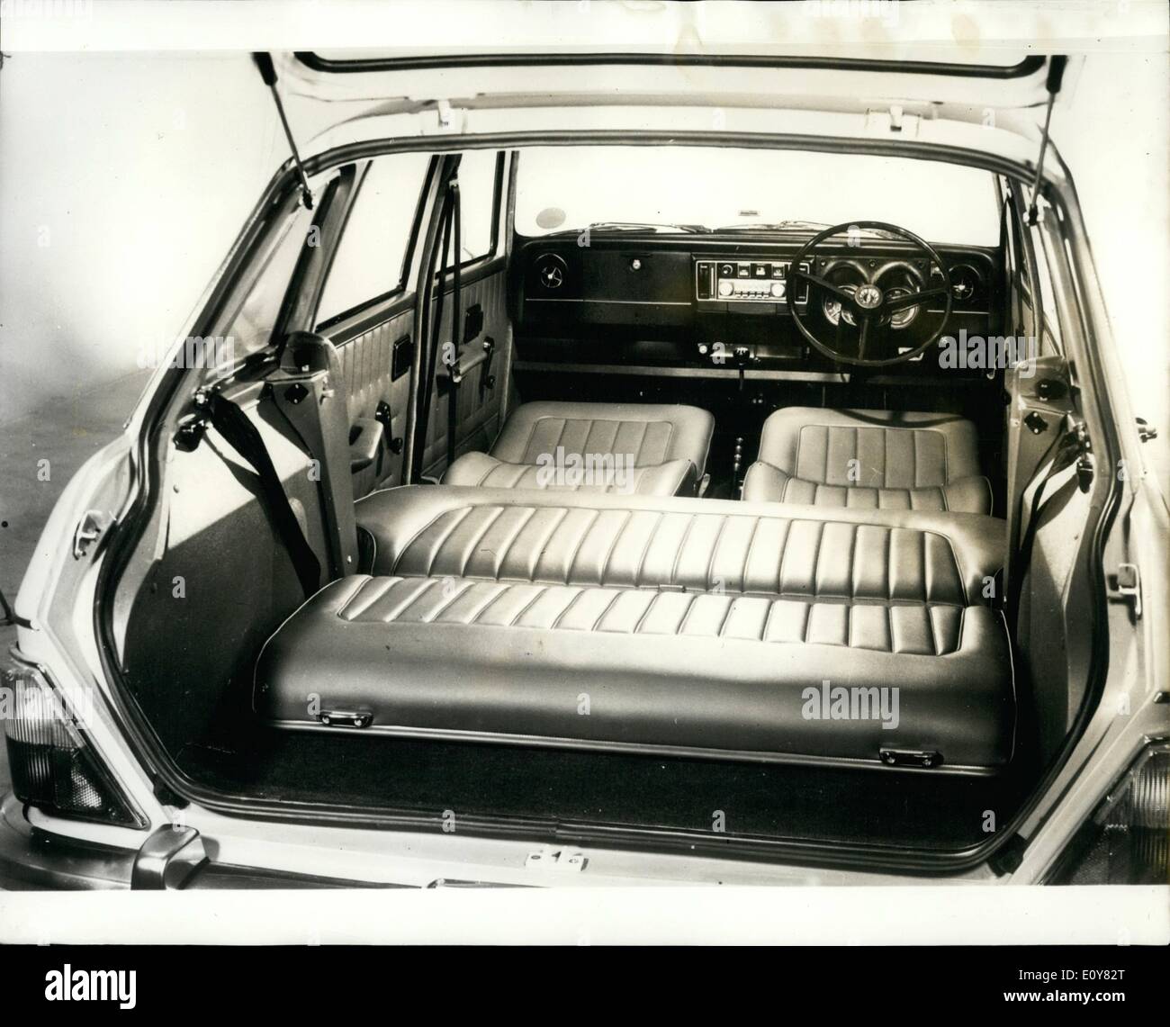 04 aprile 1969 - la Austin Maxi: The Maxi - la nuova berlina Austin 1500 della British Leyland, è ufficialmente annunciata oggi. Costing 979 la sua specifica avanzata la rende la più completa e versatile auto di famiglia ancora prodotta da un costruttore britannico. È dotato di cinque apripisti, tra cui un portellone, trazione anteriore, motore a camme in testa e un dispositivo economico incorporato sotto forma di una quinta marcia overdrive. La Maxi assomiglia a una berlina, ma può essere convertita in una station wagon ripiegando il sedile posteriore in avanti. In alternativa, è possibile abbassare gli schienali dei sedili anteriori e posteriori per formare un letto matrimoniale per il campeggio Foto Stock