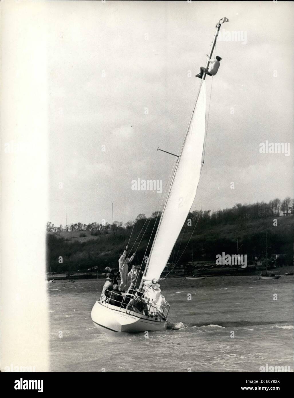 Apr. 04, 1969 - heath è di nuovo racing cruiser lanciato dalla sua matrigna Edith heath a Rochester il sig. Ted Retha il leader del partito troy era il lancio del suo nuovo .000 racing cruiser nube del mattino, sul fiume a metà strada a basso up-né, Rochester, dalla sua matrigna onorevole . Heath. La sig.ra Heath percorsa da ampi-scale per il lancio in cui lei ha rotto una bottiglia di champagne sulla prora al terzo tentativo. La nuova barca è stato successivamente manipolato e navigato attorno alla Medws yacht club dove il sig. Heath ha preso il timone per off-shore prove sotto la vela completa Foto Stock