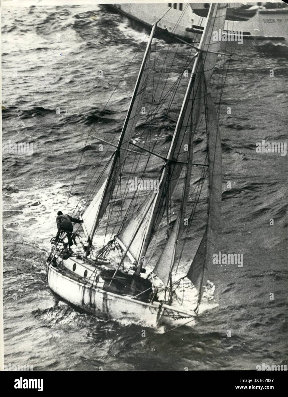 Apr. 04, 1969 - Lone yachtsman rallentato da Gale: Lone sailor Robin Knox-Johnston, chi è stato rallentato da gale force si snoda su Foto Stock