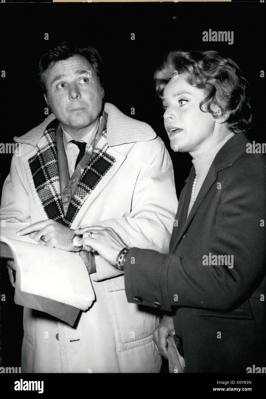 Apr. 10, 1969 - Maria Schell è in riproduzione nel suo primo ruolo della televisione. Il ''Soul del film tedesco'' mostra un altro lato di se stessa: come un hard-core donna. In 'Schrei vor dem Fenster'', un nuovo sequel dell'amata serie criminale ''Il Commissario'' da Herbert Reinecker, ella dimostra il suo impiego non solo le pistole, ma anche diversi esperti Judo palio. Nella foto: MARIA SCHELL in una scena rivedere con il direttore Dieter Haugk Foto Stock