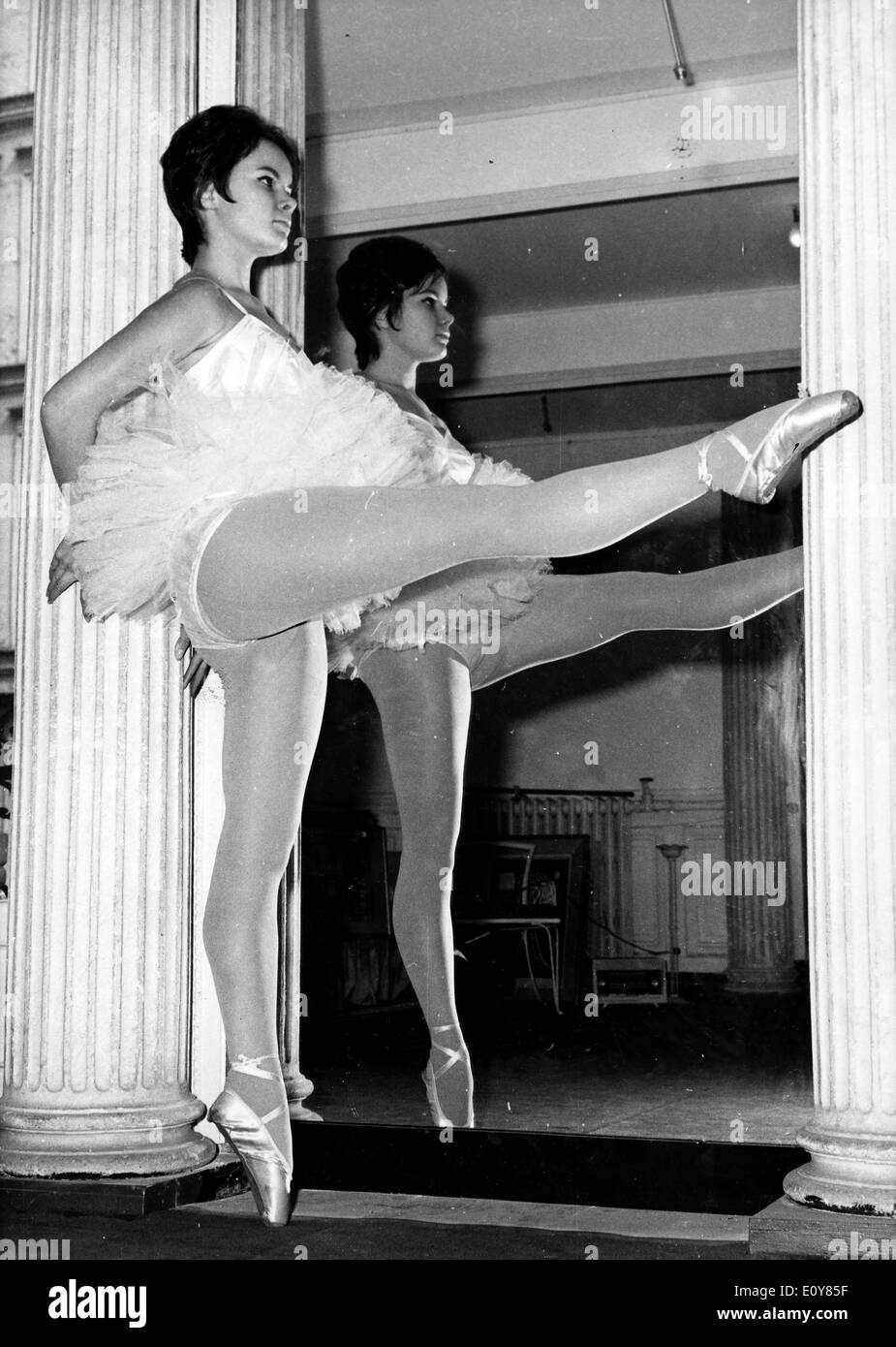 Apr 21, 1969 - Parigi, Francia - File (foto) francese ballerina e attrice COLETTE DESCOMBES nella sua casa di Parigi dopo che essa è stata colata Foto Stock