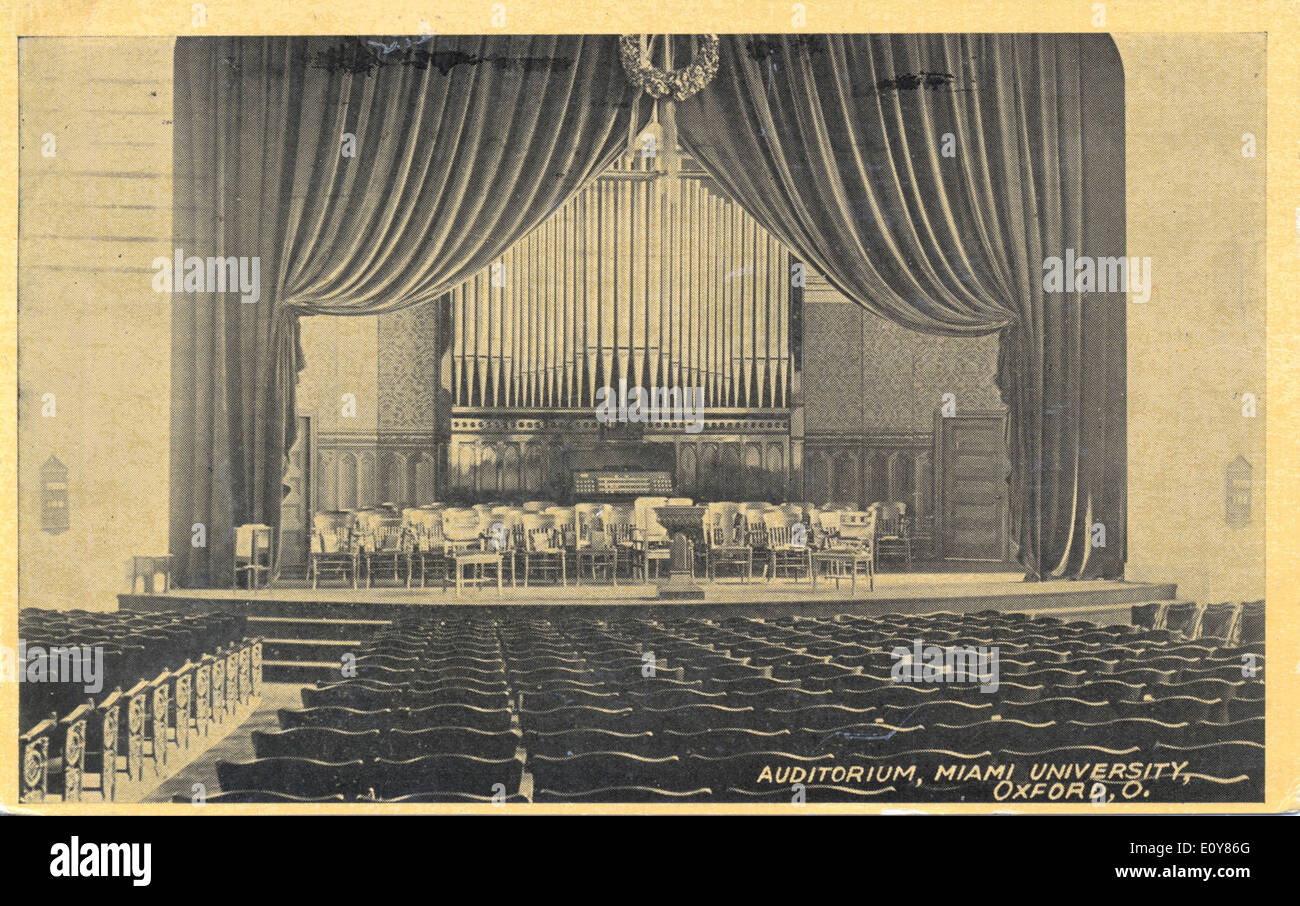 Questa cartolina d'epoca raffigura l'auditorium di Oxford, Ohio, che mostra le arti dello spettacolo in un'importante università. L'immagine evidenzia l'architettura e il significato culturale dell'edificio nella comunità artistica. Foto Stock
