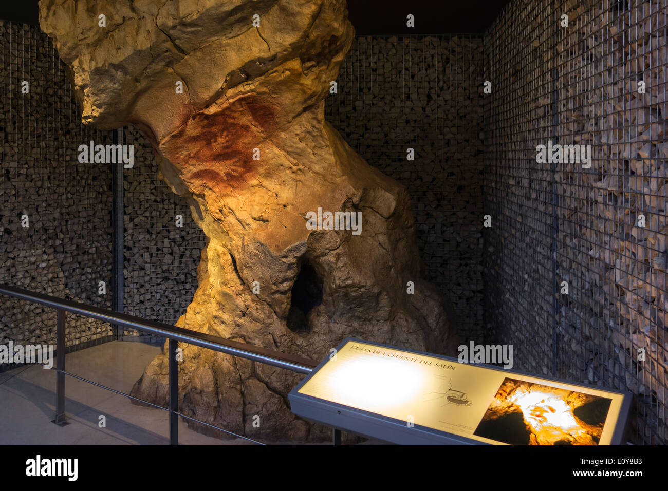 Replica della grotta di Altamira che mostra le mani umane, il Museo Nazionale e il centro di ricerca di Altamira, Santillana del Mar, Spagna Foto Stock